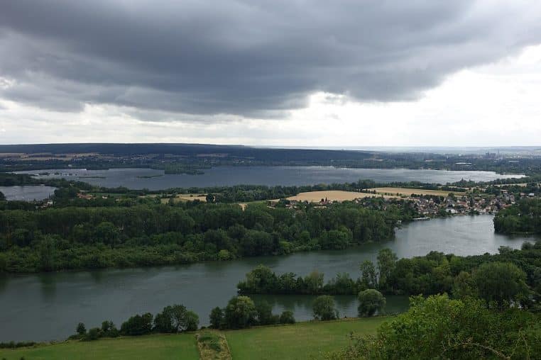 Vue large du lac des Deux-Amants à Léry-Poses.