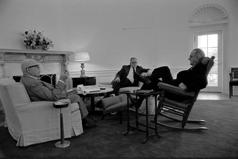 Participants assis en réunion au Bureau Ovale.