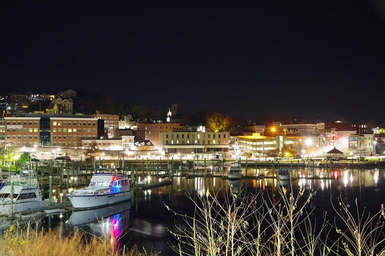 Panorama nocturne du port de Norwich avec reflets des lumières sur l’eau.