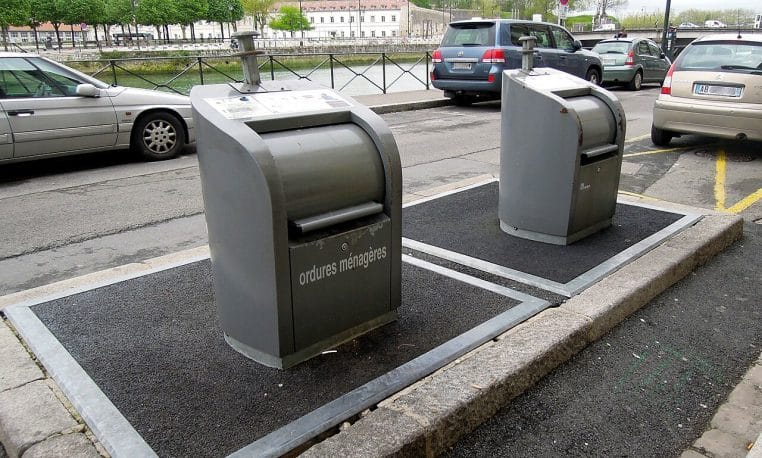 Poubelles communales à Bayonne, bord de quai.