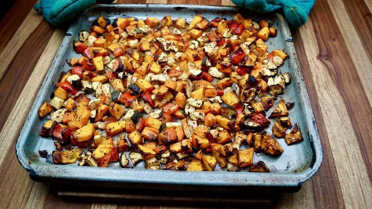 Plateau de légumes colorés sortant d’un four.