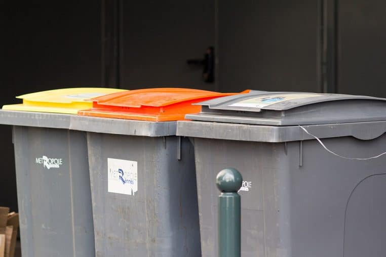 Trois poubelles roulantes à Rennes.