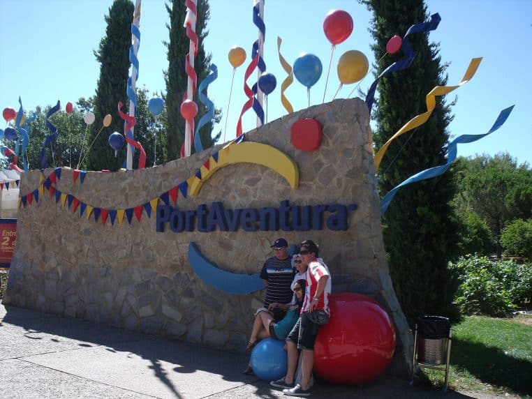 Entrée principale de PortAventura à Salou, foule de visiteurs par temps ensoleillé.