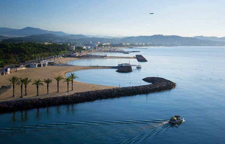 Panorama côtier avec hôtel et plage à Mandelieu-Cannes.