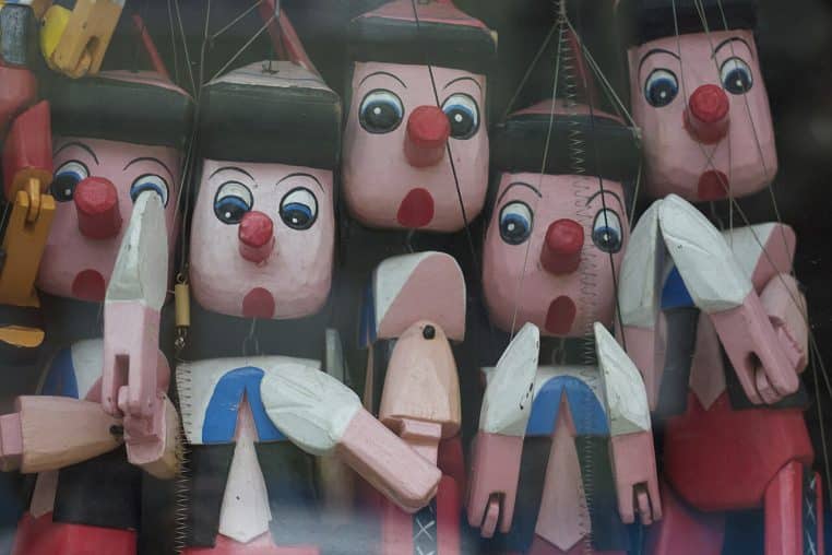 Poupées Pinocchio en vitrine.
