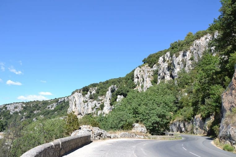 Route sinueuse longeant la falaise des gorges de l’Ardèche.