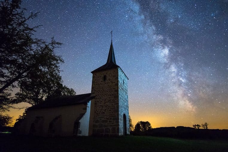 Chapelle silhouettée sous la Voie lactée dans le parc du Morvan.