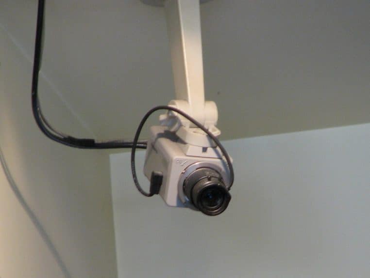 Gros plan sur une caméra de vidéosurveillance intérieure.