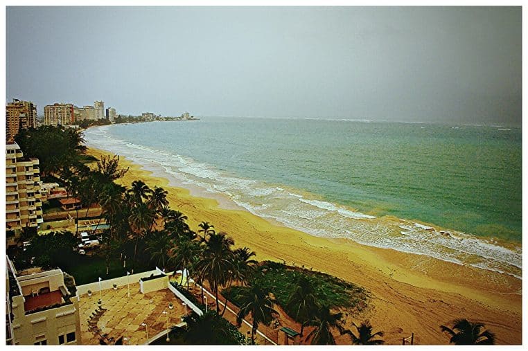 Plage d’Isla Verde à Porto Rico, mer turquoise et immeubles en arrière-plan.