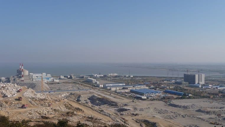 Chantier de la centrale nucléaire de Tianwan avec bâtiments visibles