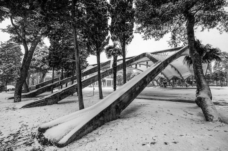 Arche Varco sul mare à Civitanova Marche, Italie, en journée.