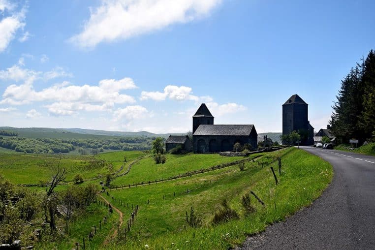 Village d’Aubrac, prairies et murets sur le plateau.