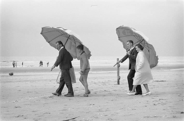 Vue de plage à Zandvoort avec des parasols.