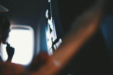 Une adolescente violée à bord d'un avion