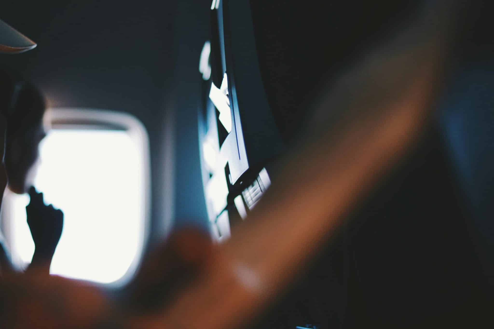 Une adolescente violée à bord d'un avion