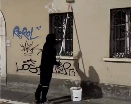 Artiste efface graffitis