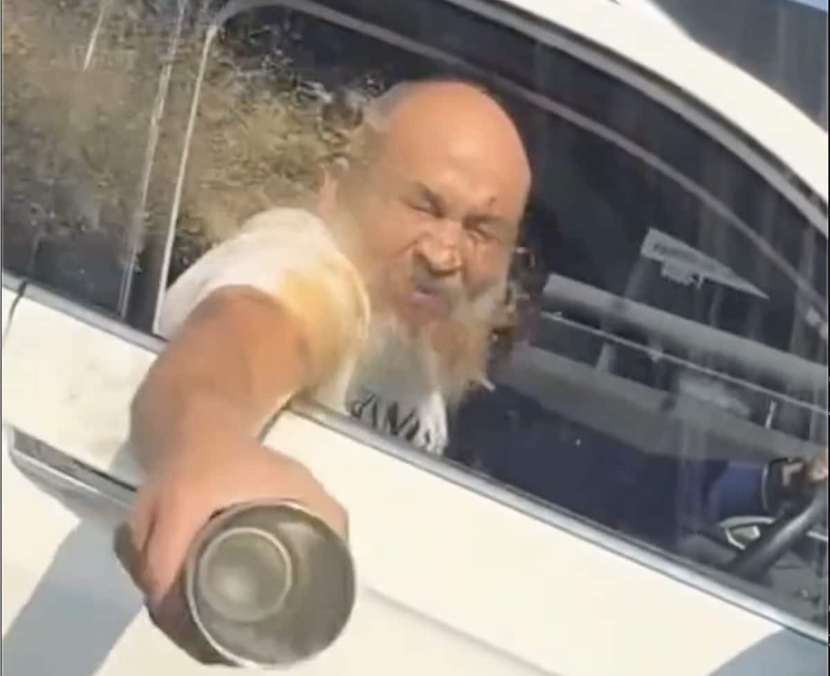 Homme dans une voiture verse du café