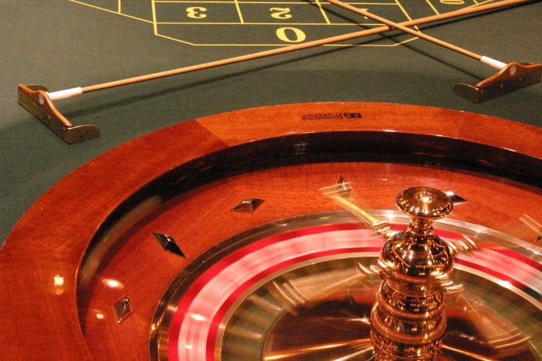 Table de roulette avec piste numérotée et jetons