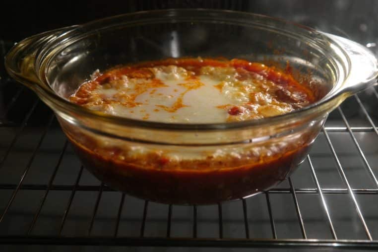 Plat gratiné à l’entrée/sortie d’un four domestique.