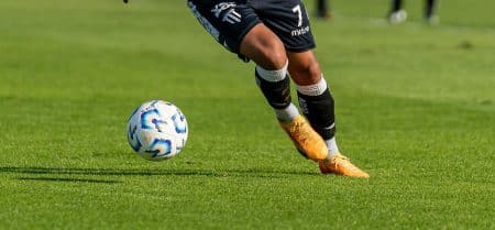 Un footballeur mordu aux parties génitales