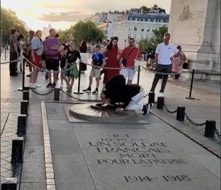 Homme allume cigarette à l'Arc du Triomphe