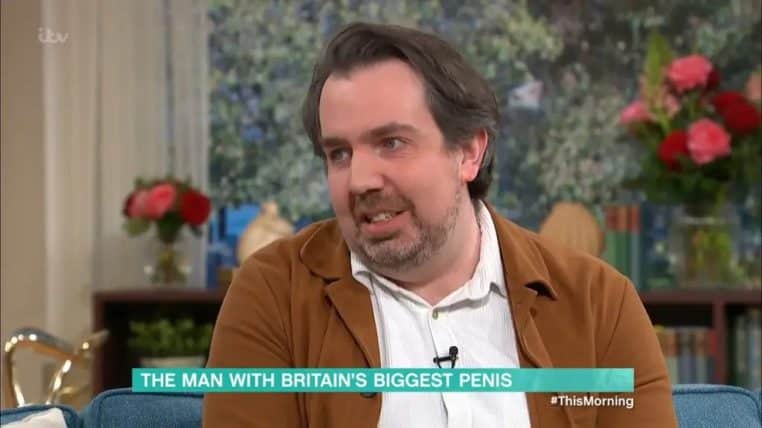 Son pénis géant l'incommode