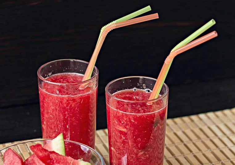 gros plan sur une boisson glacée rouge dans un gobelet