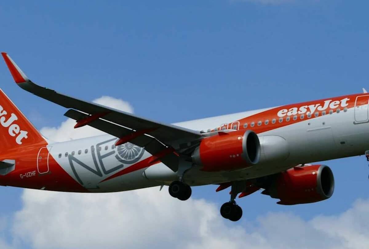 easyjet deux personnes toilettes arrete police