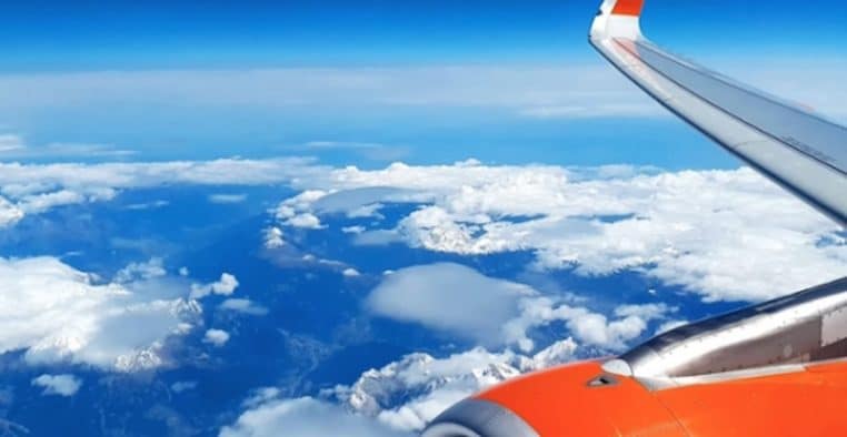 easyjet deux personnes toilettes arrete police