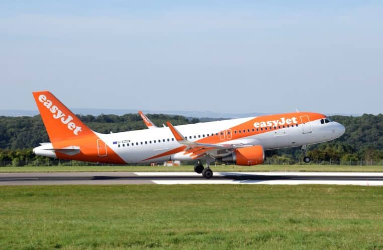 easyjet deux personnes toilettes arrete police