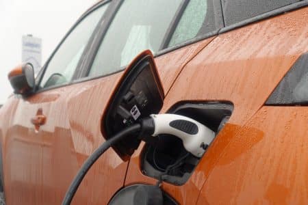 Détail d’une prise de charge pour voiture électrique.