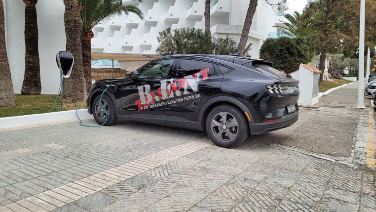 Gros plan sur la prise Type 2 connectée à une voiture électrique.