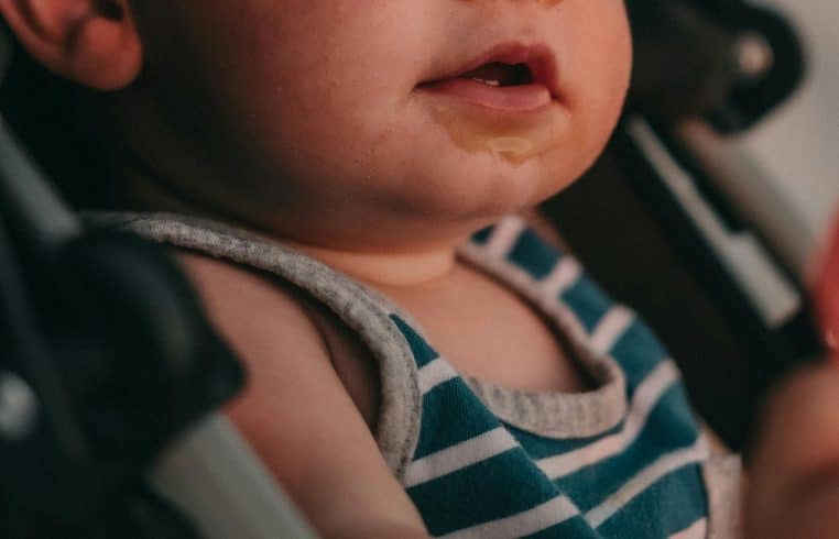 Il jette son frère de trois ans sur la route
