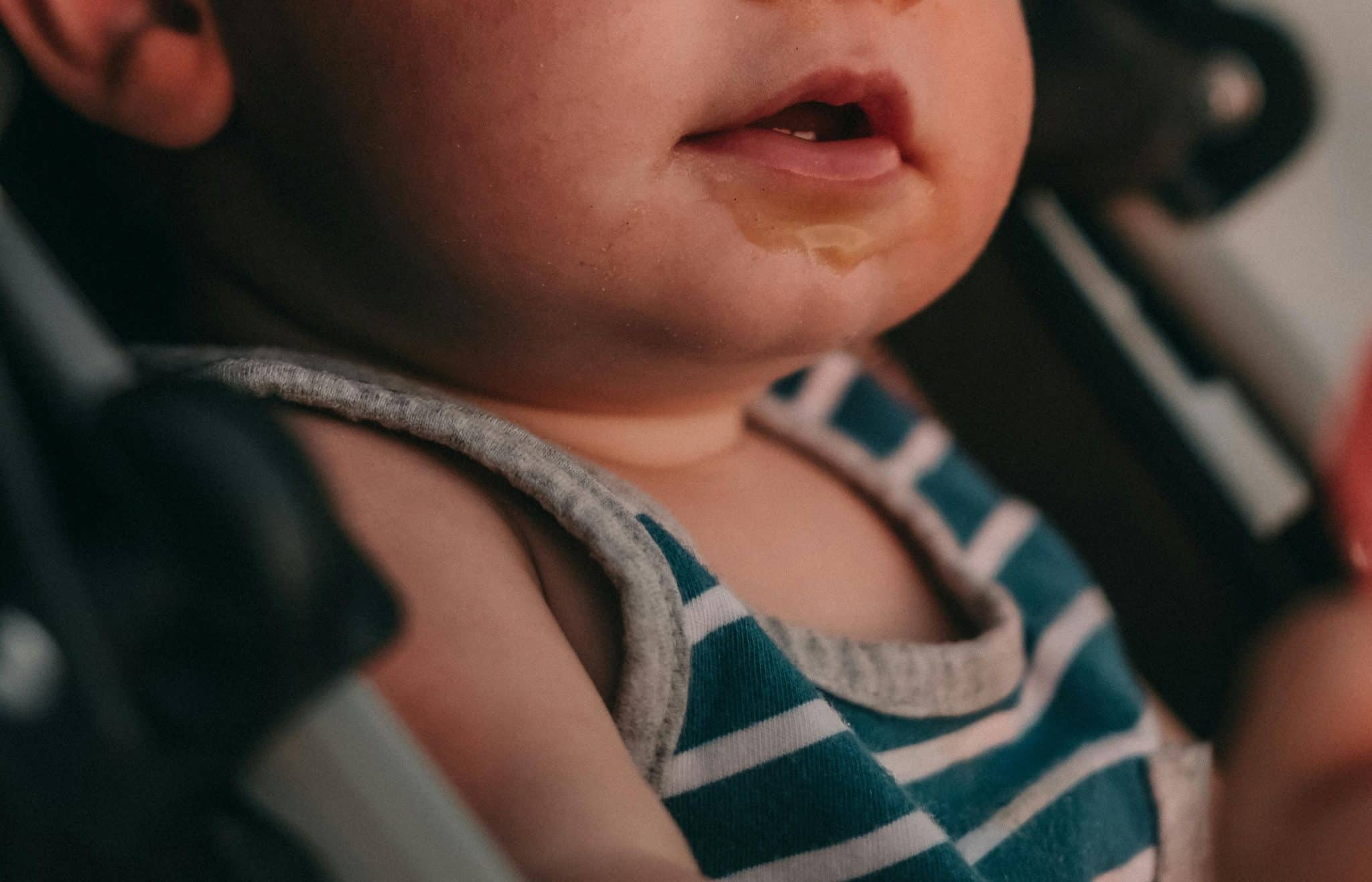 Il jette son frère de trois ans sur la route