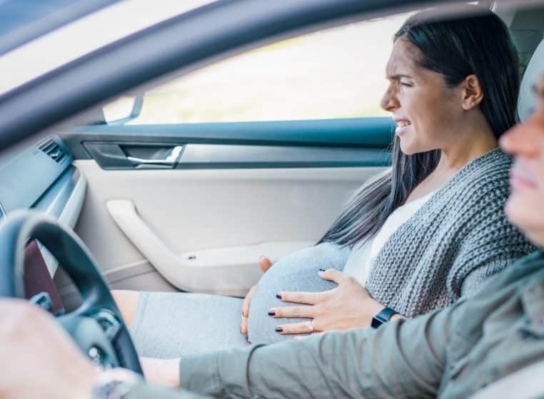 femme accouche dans la voiture il voit son amende annulee