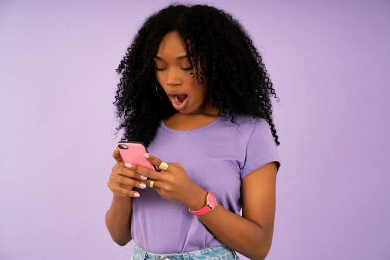 femme telephone @canva