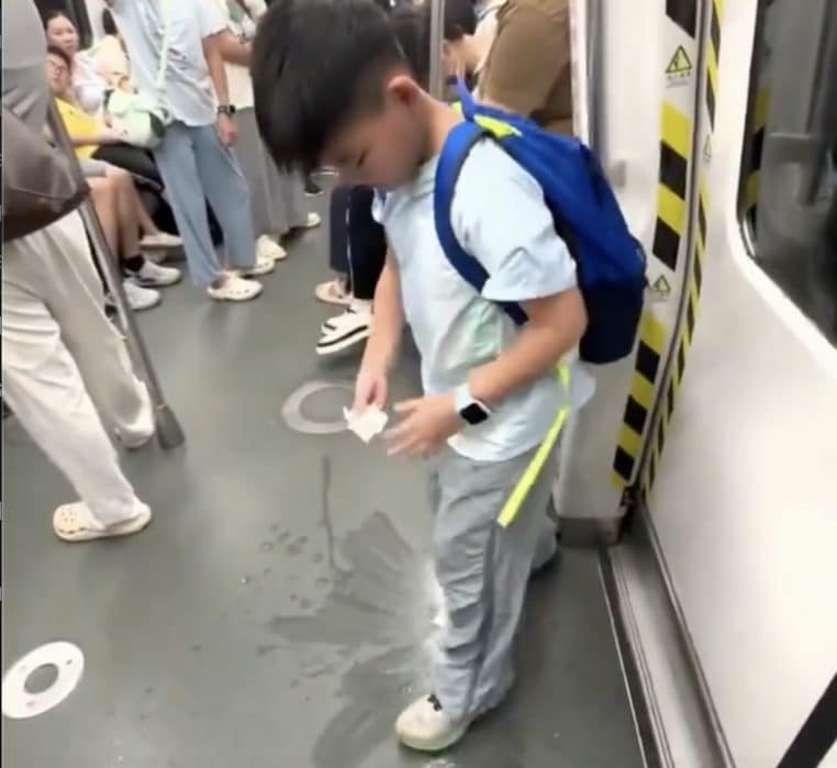 Garçon nettoie soda au métro