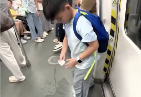 Garçon nettoie soda au métro