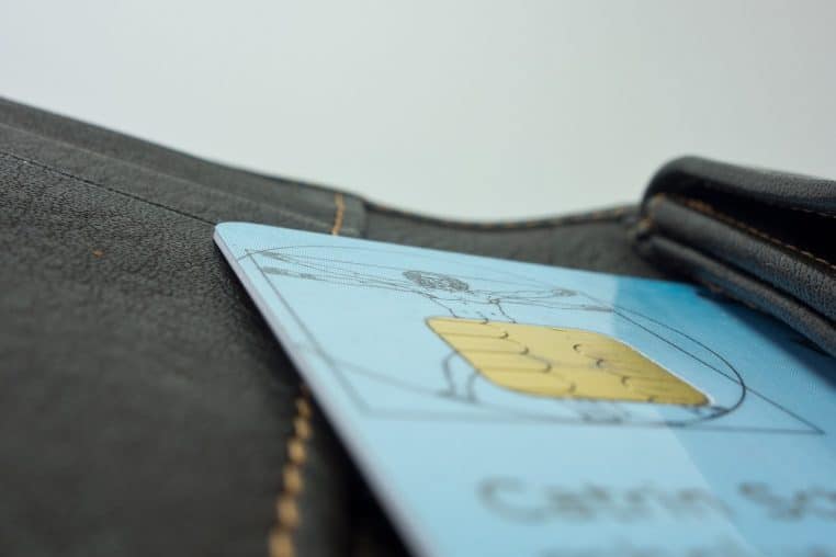 Carte d’assurance santé glissée dans un portefeuille.