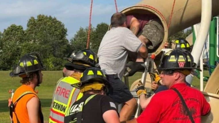 homme glisse coince toboggan