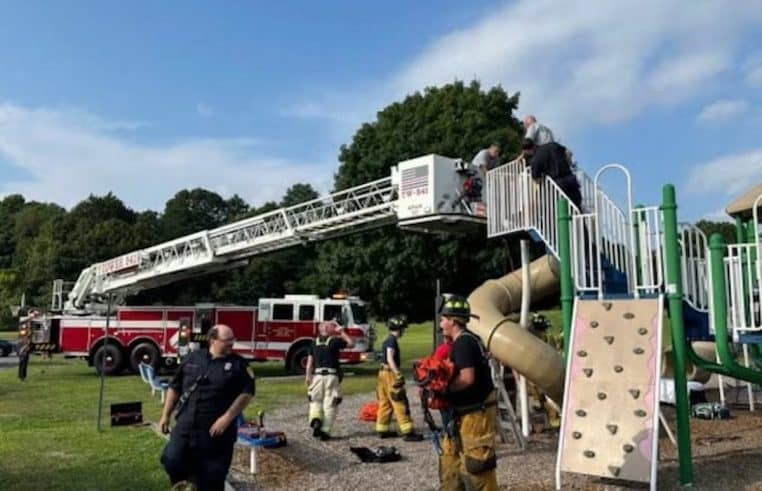 homme glisse coince toboggan