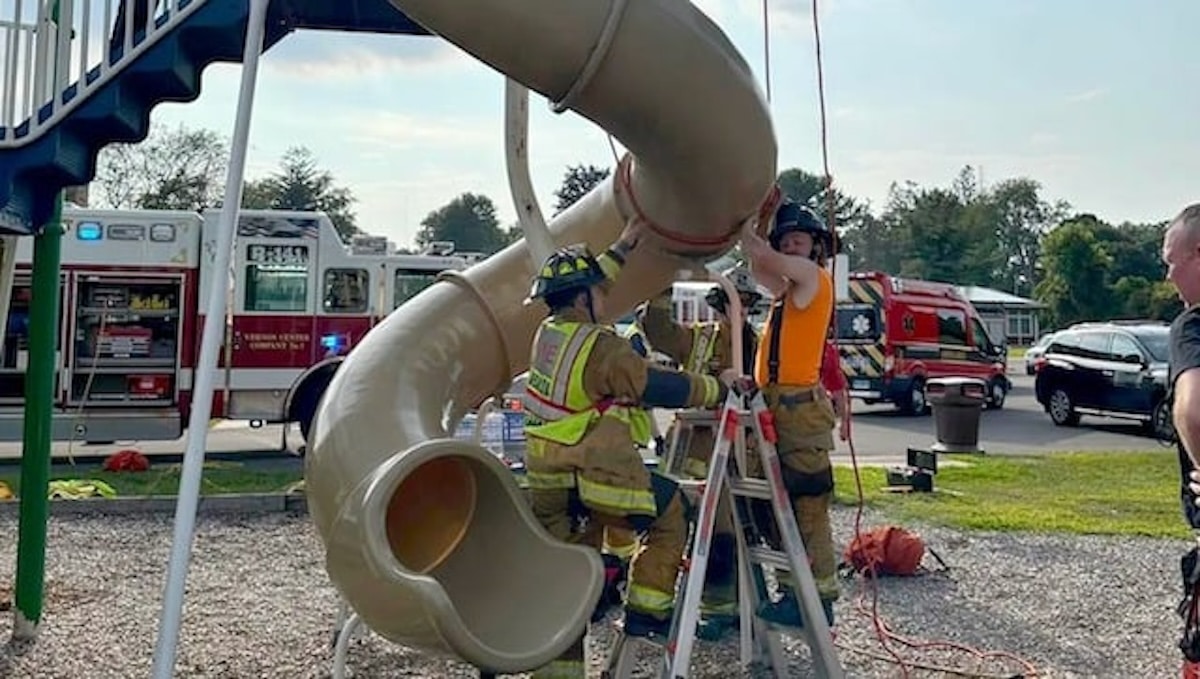 homme glisse coince toboggan