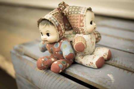 Il retrouve une poupée dans son corbillard