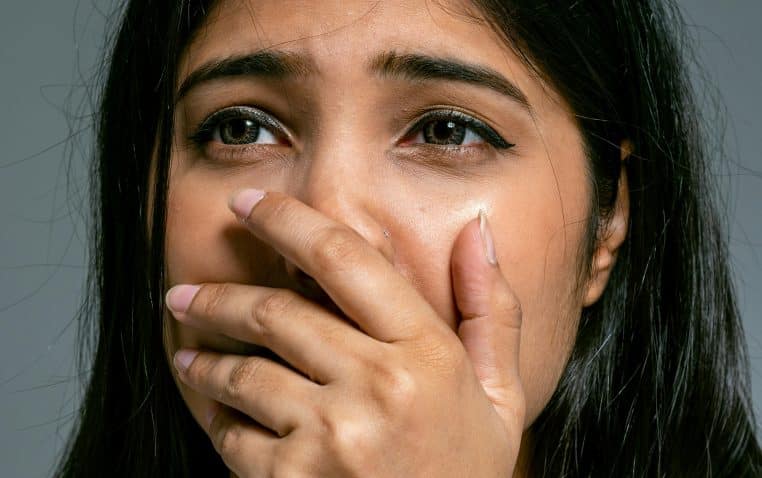 Deux hommes urinent sur une sans-abri et ses deux enfants