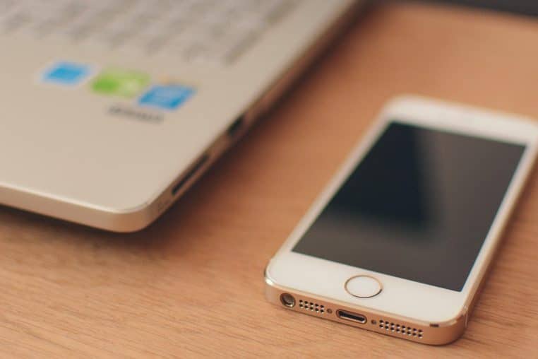 Accessoires iPhone et câble USB-C posés près du téléphone.