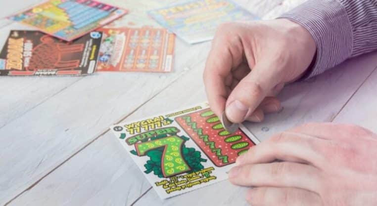 il vole ticket à gratter mais ne gagne rien du touttt