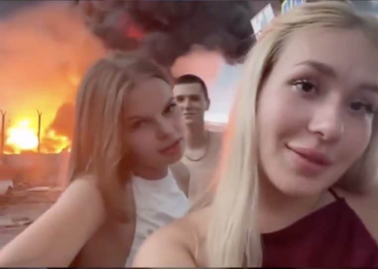 Influenceuses rappent devant raffinerie