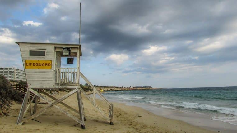 Tour de sauveteur sur plage au bord de la mer.