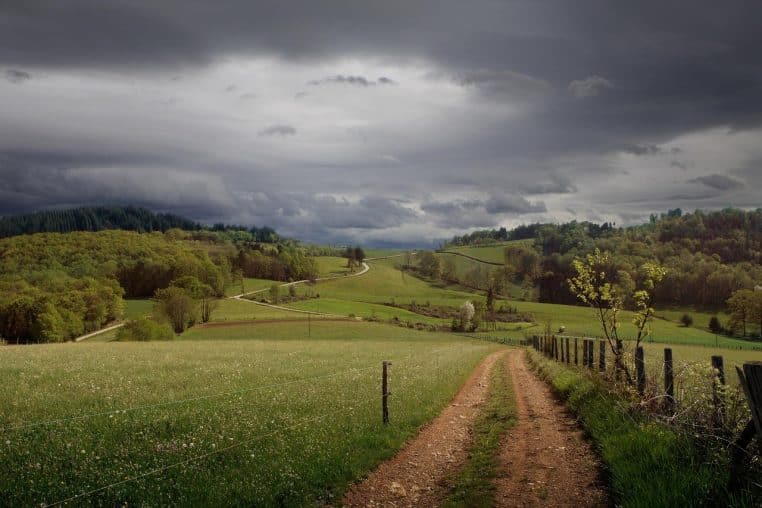 Champ sous ciel orageux en Limousin, France.