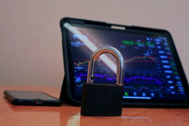 oncept cybersécurité avec cadenas et tablette iPad